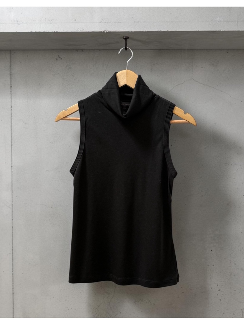 Banana Republic Women’s Sleeveless Black Turtleneck Top! Small! EUC!!